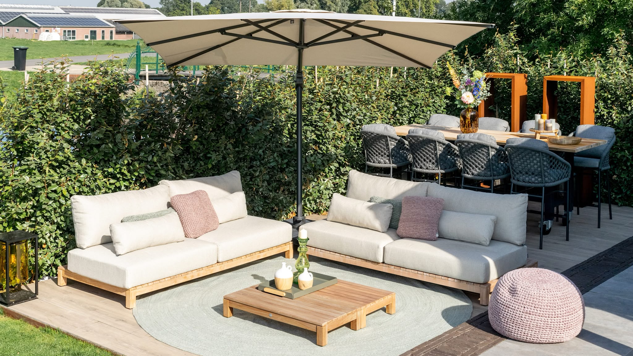 Vakkundige tuinaanleg · exclusieve loungetuin met teak meubelen