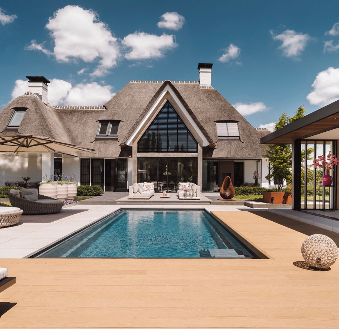 Luxe tuin met zwembad en lounge bij een landelijke villa