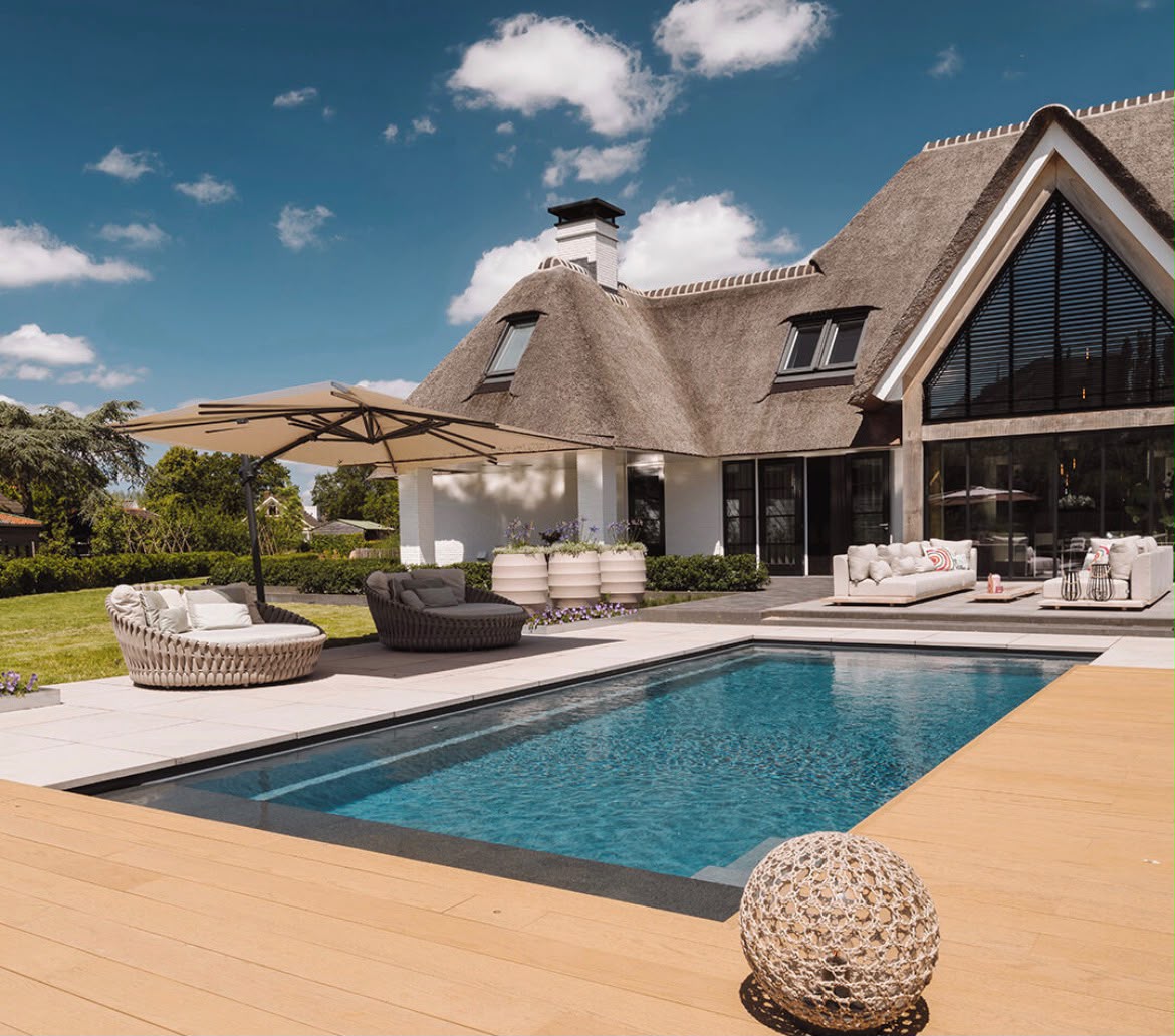 Luxe tuin met zwembad